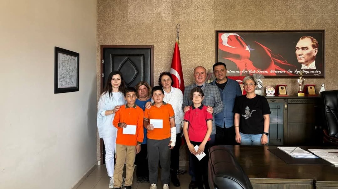 ''KÜTÜPHANEMDE GELECEĞE HAZIRLANIYORUM''Projesi kapsamında okunan kitaplardan yapılan sınavın ilçe birincisi ve ikincisi okulumuzdan.